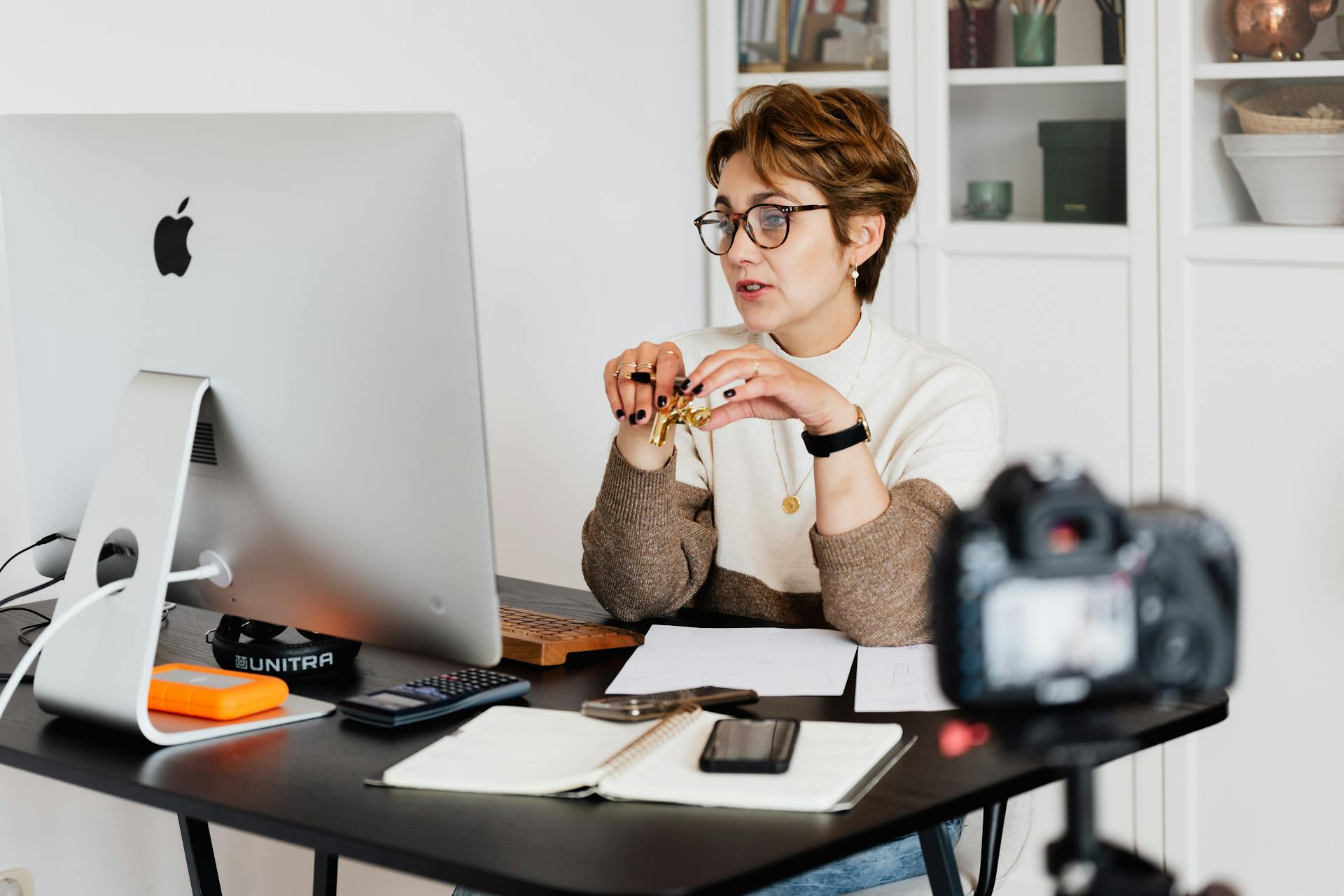 Online Canlı Ders veren bir öğretmen